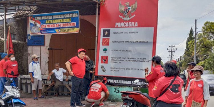 Pemasangan baliho teks Pancasila oleh kader PDIP Salatiga/RMOLJateng