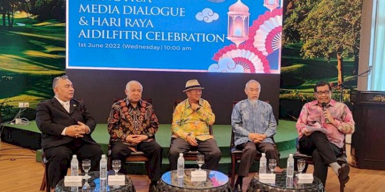 Mantan Ketua Umum PP Muhammadiyah Din Syamsuddin (kedua kanan) menghadiri acara Media Dialog dalam rangka Perayaan Idul Fitri 1443 H yang diselenggarakan oleh Chengho Multicultural and Education Trust di Kuala Lumpur/Ist