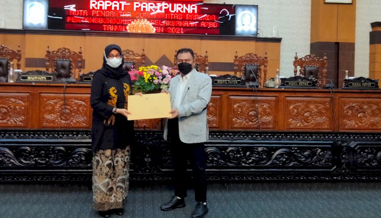 Bupati Ipuk Fiestiandani menyerahkan dokumen LPJ APBD 2021 kepada Pimpinan Rapat, Ruliyono/RMOLJatim