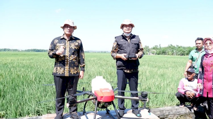 Bupati Lamongan  Saat Menyasikan Penyemprotan Hama Dengan Drone