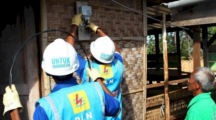 Petugas PLN memasang sambungan listrik di rumah warga/Ist