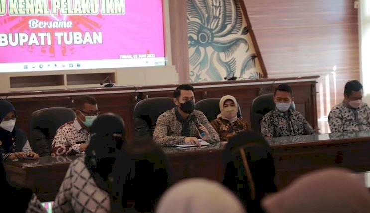 Bupati Tuban Aditya Halindra Faridzky saat berdialog dengan pelaku IKM/RMOLJatim 