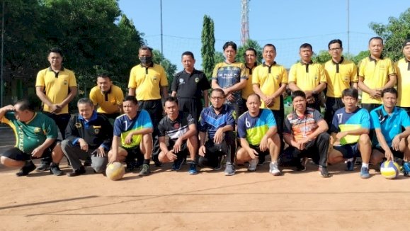 Pertandingan persahabatan bola volly tim Polsek Saradan versus Paguyuban kepala desa/ist