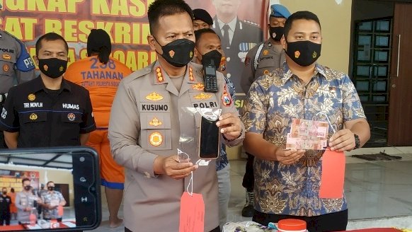 Kapolresta Sidoarjo Kombes Pol Kusumo Wahyu Bintoro beber barang bukti dan pelaku saat digelandang polisi