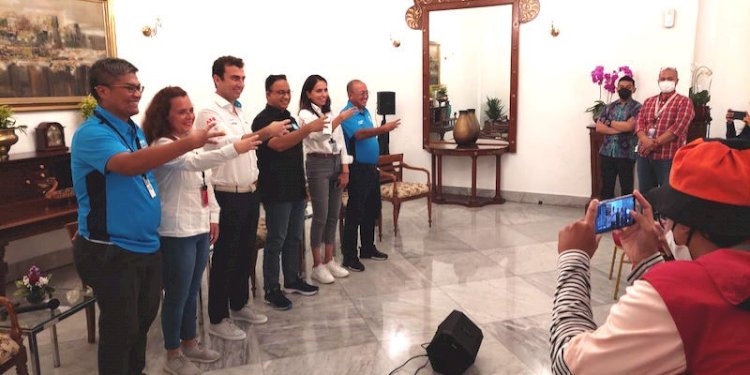  Gubernur DKI Jakarta Anies Baswedan dan Co-Founder Formula E Alberto Longo dalam jumpa pers di Pendopo Gubernuran DKI Jakarta, Kamis (2/6)./RMOL
