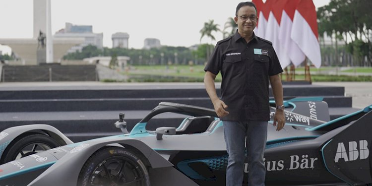 Gubernur DKI Jakarta Anies Baswedan foto bersama mobil balap Formula E/Ist