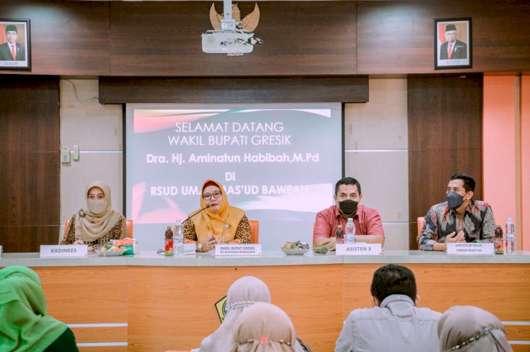 Direktur Utama, RS Umar Mas'ud, dr Didik Hariyanto, saat dikunjungi Wakil Bupati Gresik Aminatun Habibah bersama Kepala Dinas Kesehatan (Kadinkes) dr Mukhibatul Khusnah/Ist