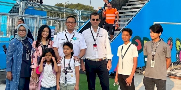 Gubernur Jawa Barat, Anies Baswedan beserta keluarga menonton Formula E di Jakarta International E-Prix Circuit (JIEC) Ancol/Net