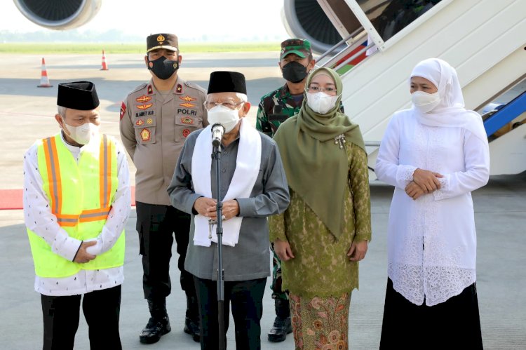 Wakil Presiden RI Ma'ruf Amin bersama Gubernur Jawa Timur Khofifah Indar Parawansa saat berangkatkan 449 jamaah haji kloter pertama asal Jawa Timur melalui Bandara Internasional Juanda Terminal 2, Sabtu (4/6) pagi/Ist 