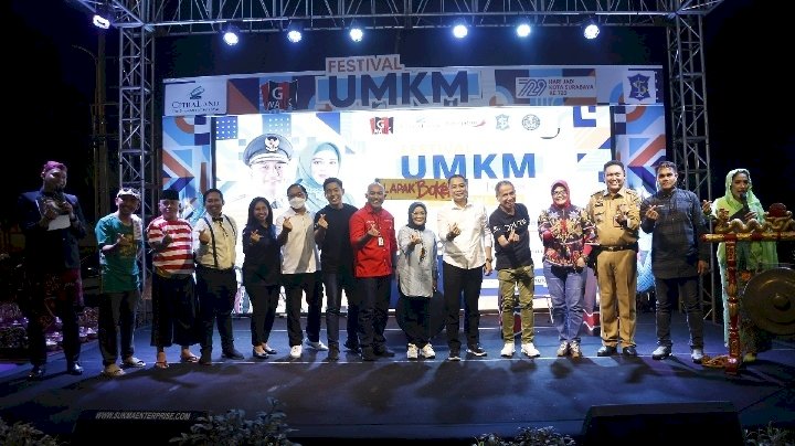 Wali Kota Eri meninjau UMKM di Bundaran G-Walk Surabaya/RMOLJatim