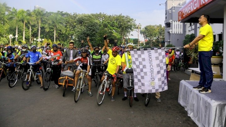 Wali Kota Eri memberangkatkan peserta World Bicycle Day dari halaman Balai Kota Surabaya/RMOLJatim