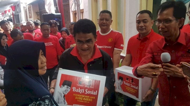 Warga saat menerima swmbako dari PDIP Surabaya/RMOLJatim