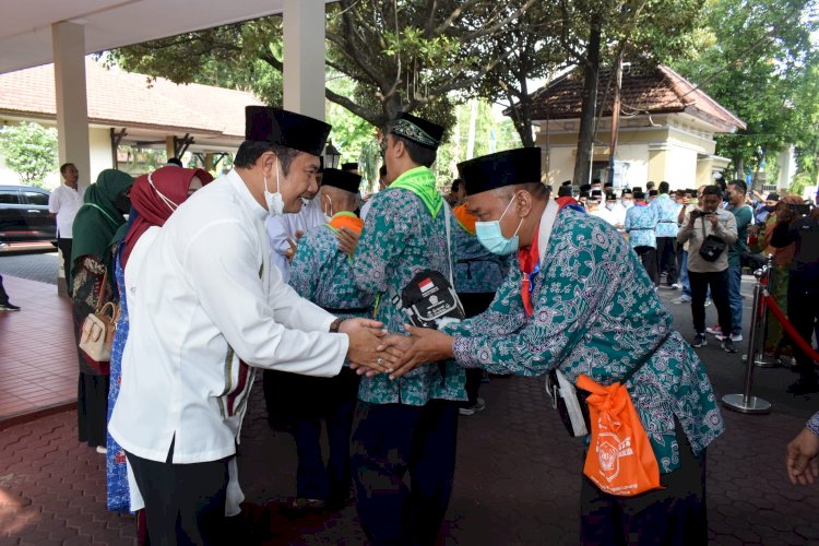 Bupati Lamongan Yuhronur Efendi menyalami jemaah calon haji/RMOLJatim