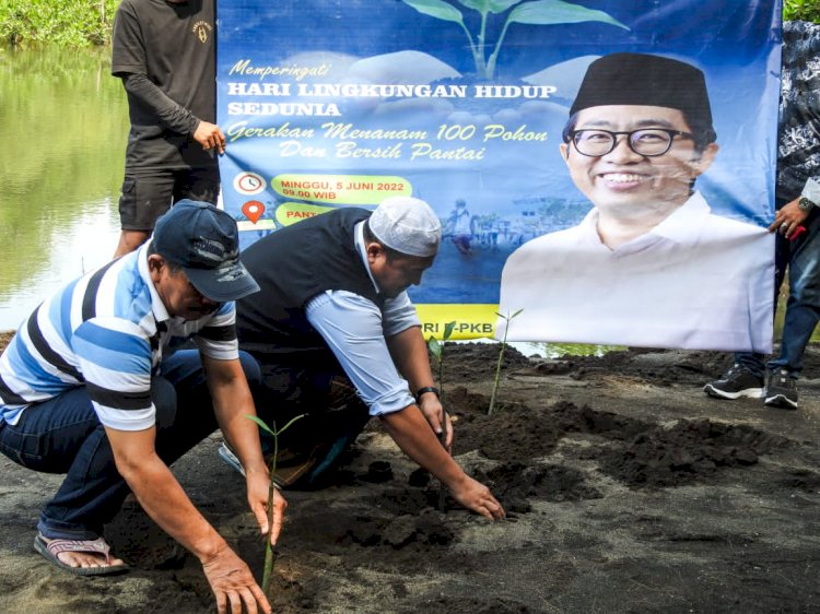 Kepala Desa Randutatah Suham dan Relawan Faisol Riza saat melakukan aksi penanaman bibit mangrove/RMOLJatim