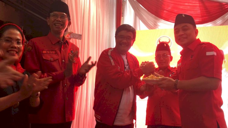 Wali Kota Eri Cahyadi menerima nasi tumpeng dari Djarot Saiful Hidayat/RMOLJatim