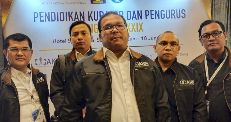 Dr. Jimmy Simanjuntak, S.H., M.H. Ketua Umum AKPI (tengah)/RMOLJatim