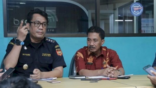 Kasi Kepatutan Internal dan Penyuluhan Kantor Pengawasan dan Pelayanan Bea Cukai (KPPBC) Probolinggo Ngk Pasaribu, saat memberikan keterangan. /RMOLJatim