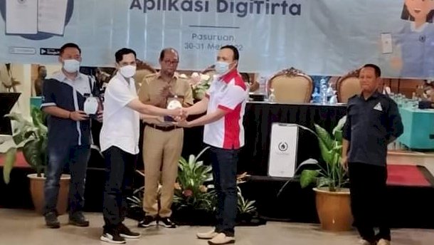 Penyerahan cinderamata di suasana Launching aplikasi. /Ist