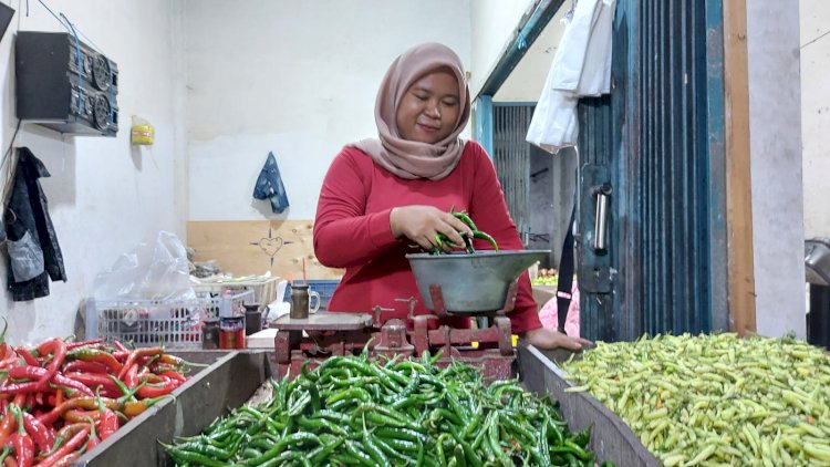 Rinda, pedagang di Pasar Agrobis Babat Lamongan/RMOLJatim