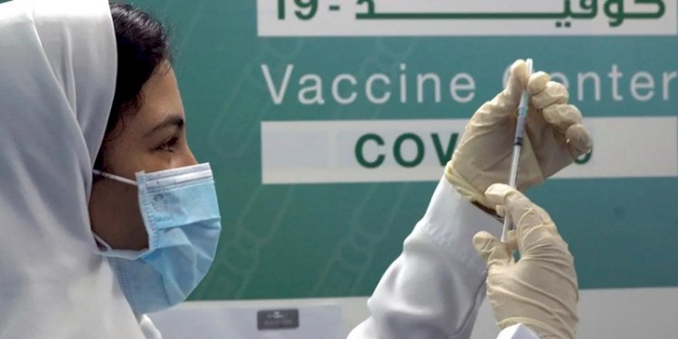 Petugas menyiapkan suntikan vaksin Covid-19 di bandara Jeddah/Net