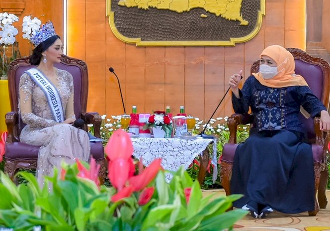 Gubernur Khofifah menerima kunjungan Runner-Up 2 Putri Indonesia 2022 sekaligus Putri Indonesia Pariwisata 2022, Adinda Chreseilla, di Gedung Negara Grahadi, Rabu (8/6) malam/ist