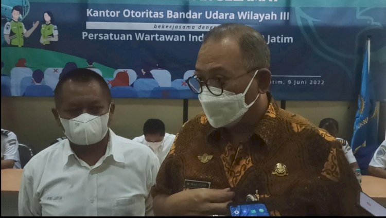 Kepala Kantor Otoritas Bandar  Udara Wilayah III, M Mauludin didampingi Ketua PWI Jatim, Lutfil Hakim/RMOLJatim