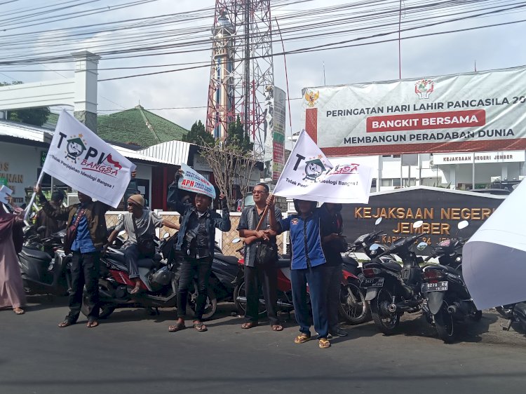 Unjuk rasa di depan Kejari Jember/RMOLJatim