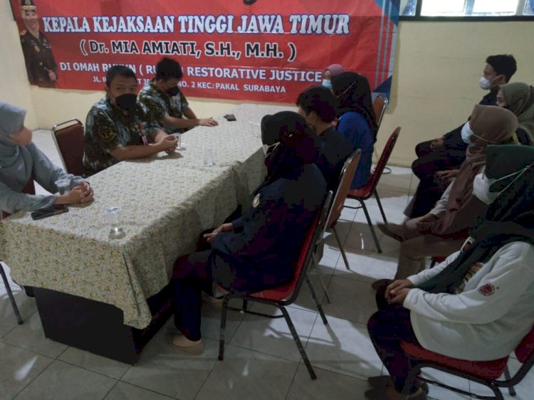 Kasipidum Kejari Tanjung Perak, Hamonangan P. Sidauruk didampingi Kasubsi Penuntutan, Eksekusi dan Eksaminasi, Sulfikar saat berdialog dengan ASN Kelurahan Babat Jerawat dan Mahasiswa/RMOLJatim