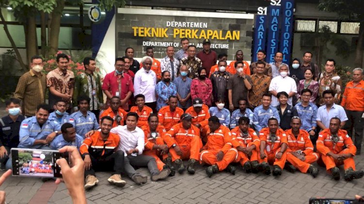 Mensos Risma bersama belasan pemuda Papua di ITS/RMOLJatim