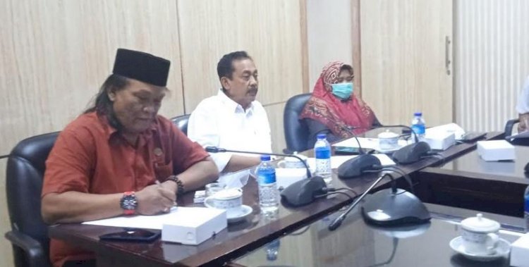 RDP warga desa Sidorejo dan Bapenda Jember di ruang Komisi C DPRD Jember/RMOLJatim