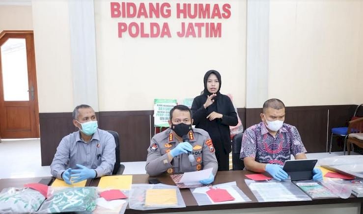 Kabid Humas Polda Jatim, Kombes Pol Dirmanto saat konferensi pers di Mapolda Jatim, Jumat (10/6)/ist