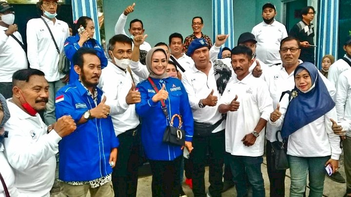 Lucy Kurniasari bersama pendukungnya/RMOLJatim