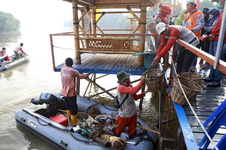 Kerja bakti dan pelatihan di kawasan wisata Kampung Warna-Warni dan area Mangrove RW 02 Kelurahan Tambak Sarioso/ist