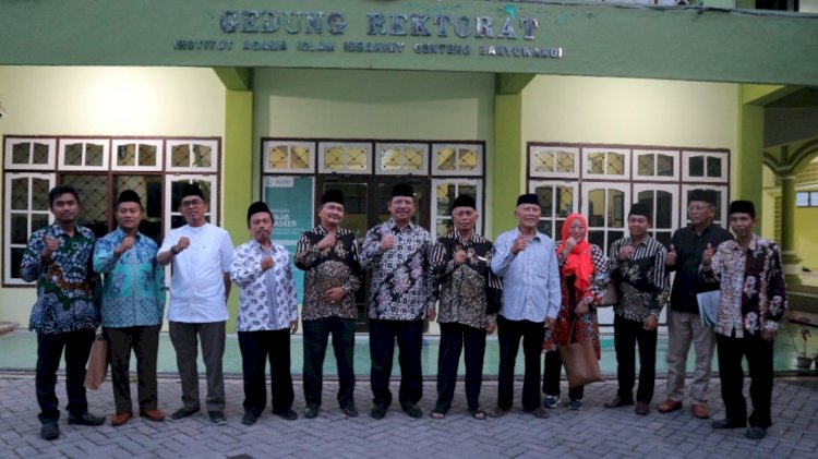 Foto bersama usai penyerahan SK Pascasarjana Prodi PAI dari Diktis Prof dr Suyitno kepada Rektor IAI Ibrahimy Dr Kholilur Rahman, didampingi jajaran wakil rektor dan pengurus yayasan di halaman Gedung Rektorat/Humas Ibrahimy