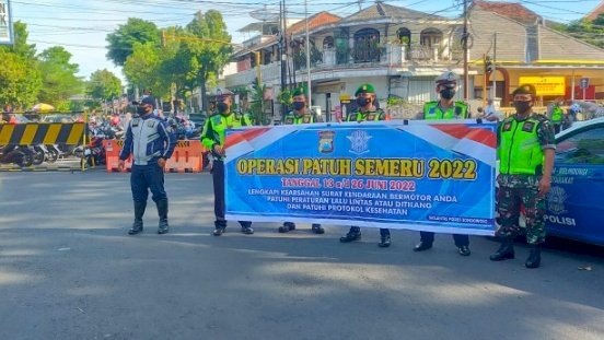 Satlantas Polres Bondowoso saat lakukan sosialisasi di pos alun-alun kota/RMOLJatim 