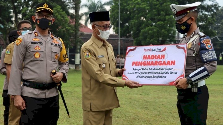 Bupati Bondowoso (tengah) didampingi Kapolres (kiri) saat berikan penghargaan/ist