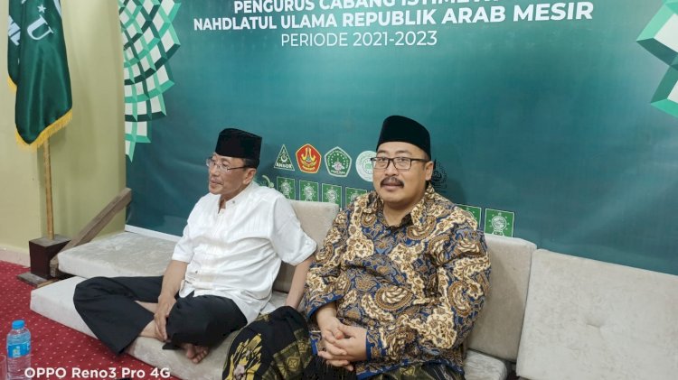 Ketua PBNU Dr KH Ahmad Fahrur Rozi bersama para mahasiswa Program Beasiswa PBNU untuk Universitas Al-Azhar Kairo Mesir/ ist