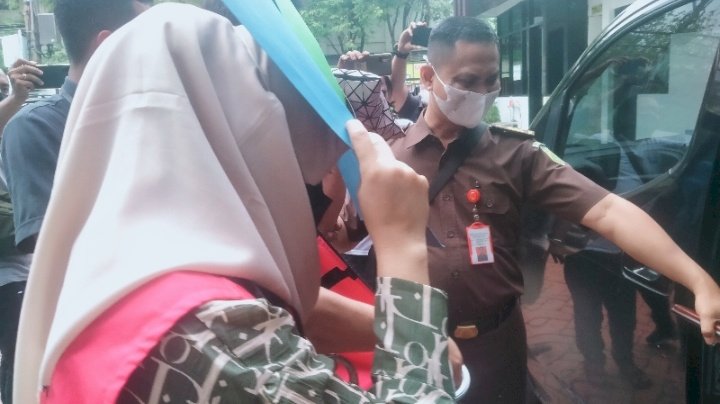 Tersangka Korupsi Rp 60 M saat digelandang ke mobil tahanan Pidsus Kejari Surabaya/RMOLJatim