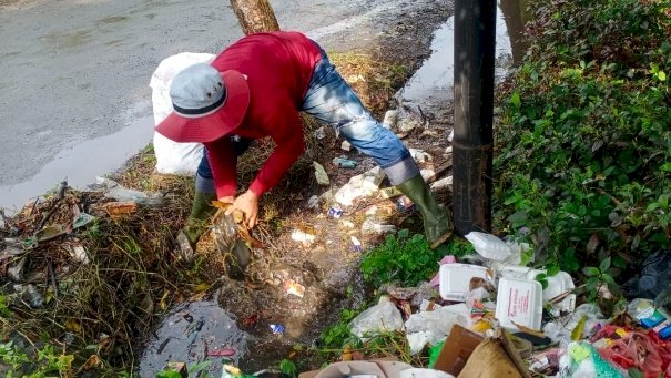 Petugas pembersihan membersihkan saluran untuk menanggulangi genangan/ist