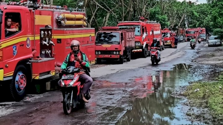 Mobil Damkar menyedot genangan air agar surut/RMOLJatim