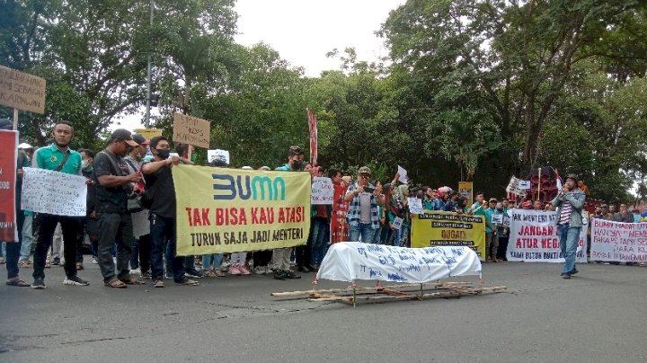 Tampak ratusan karyawan saat melakukan aksi di depan kantor Pemkab Bondowoso/RMOLJatim