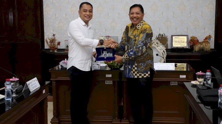 Wali Kota Eri memberikan cinderamata kepada Widya Iswara Ahli Utama Lembaga Administrasi Negara RI, Suseno/ist