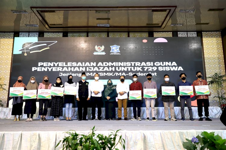 Wali Kota Eri Cahyadi menyerahkam secara simbolis bukti pelunasan pembayaran SPP bagi siswa SMA/SMK sederajat/RMOLJatim