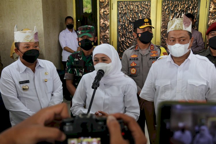 Gubernur Jawa Timur Khofifah saat memberikan keterangan pers didampingi Ketua KONI Jatim M Nabil, Bupati Jember Hendy dan Mapolda Jatim/RMOLJatim