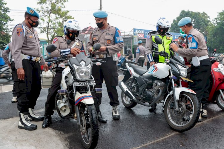 Anggota Polres Jombang saat diperiksa oleh propam/RMOLJatim