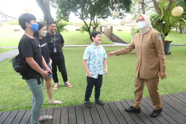  Bupati Ipuk saat menerima rombongan pemeran film, sutradara dari novel karya Asma Nadia di Pendopo Sabha Swagata/Humas