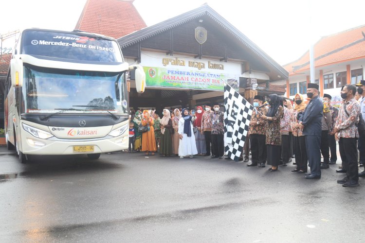  Bupati Mojokerto Ikfina Fahmawati melepas rombongan CJH kloter 19  /ist