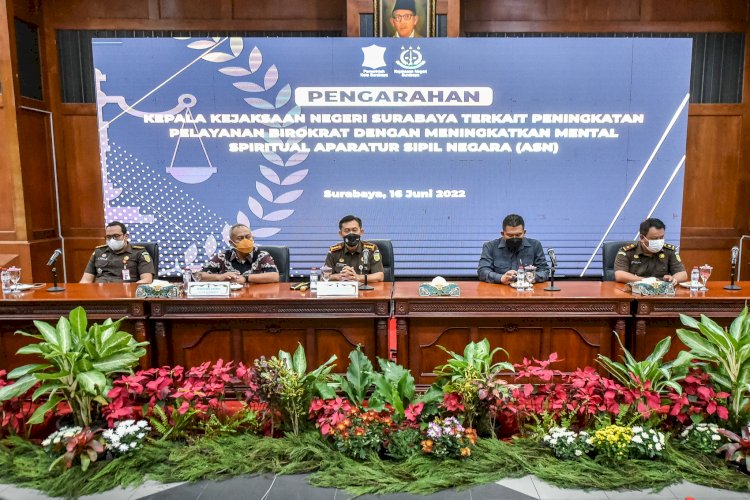 Kajari Surabaya bersama jajarannya memberikan pengarahan kepada pejabat Pemkot Surabaya/RMOLJatim