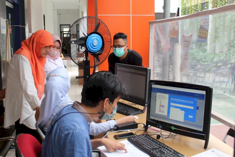 Reni Astuti saat memantau proses layanan konsultasi PPDB di kantor Dispendik Kota Surabaya/ist
