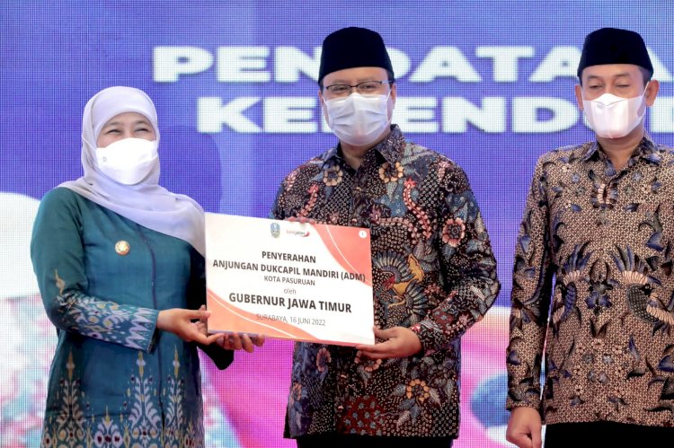 Gubernur Jawa Timur Khofifah Indar Parawansa menyerahkan Mesin Anjungan Dukcapil Mandiri (ADM) kepada Wali Kota Pasuruan Saifullah Yusuf/Ist